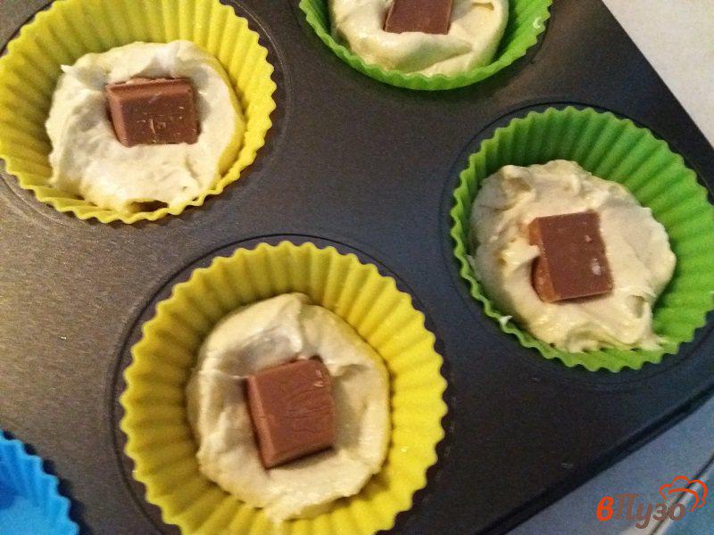 Фото приготовление рецепта: Кексы с апельсиновой цедрой и шоколадом шаг №6