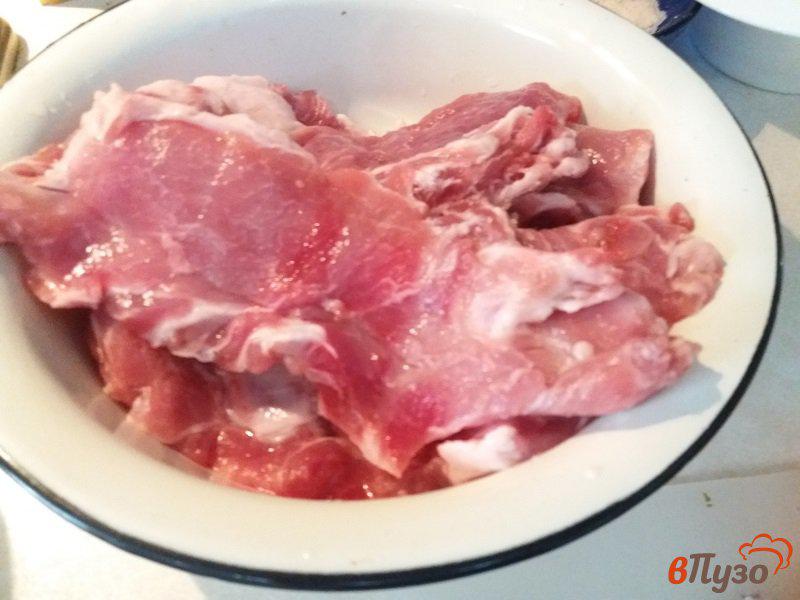 Фото приготовление рецепта: Тушёные свиные ребра с белыми грибами шаг №2