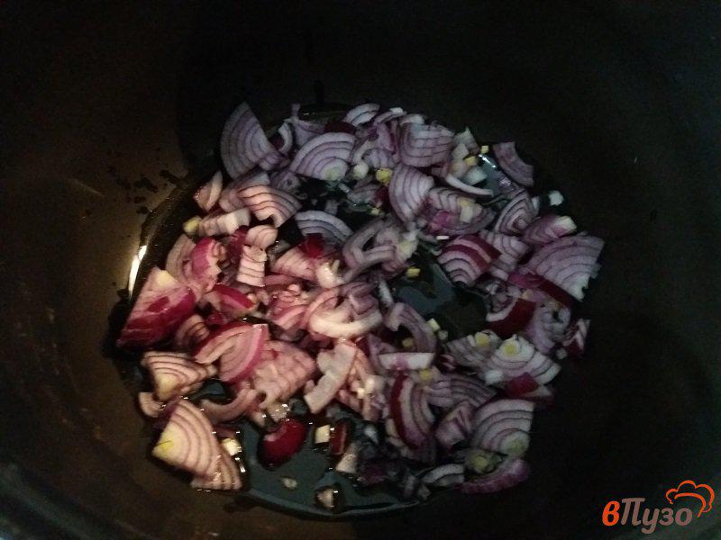 Фото приготовление рецепта: Тушёные свиные ребра с белыми грибами шаг №4