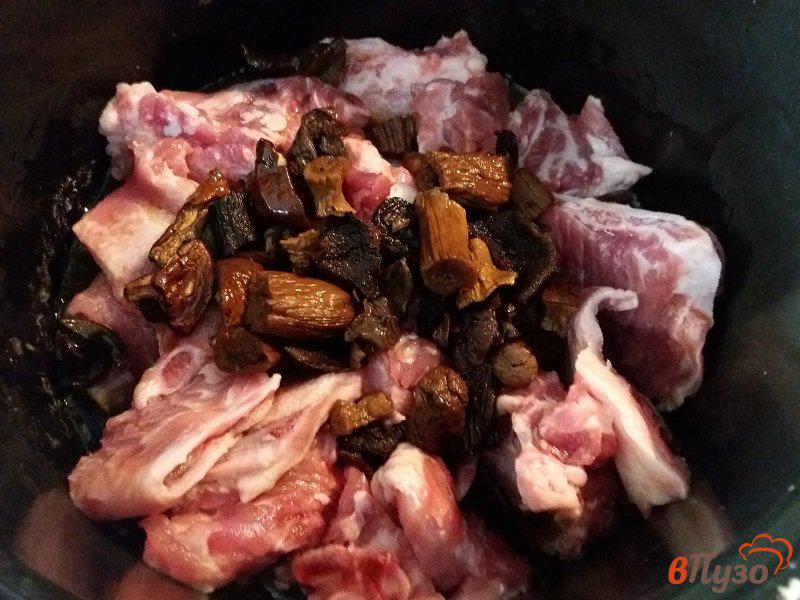 Фото приготовление рецепта: Тушёные свиные ребра с белыми грибами шаг №7