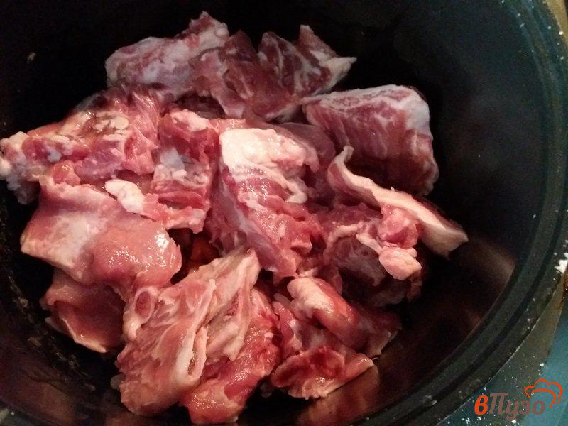 Фото приготовление рецепта: Тушёные свиные ребра с белыми грибами шаг №6
