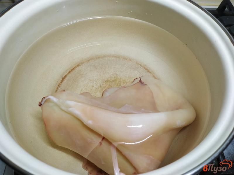 Фото приготовление рецепта: Салат из кальмаров яиц и креветок шаг №1