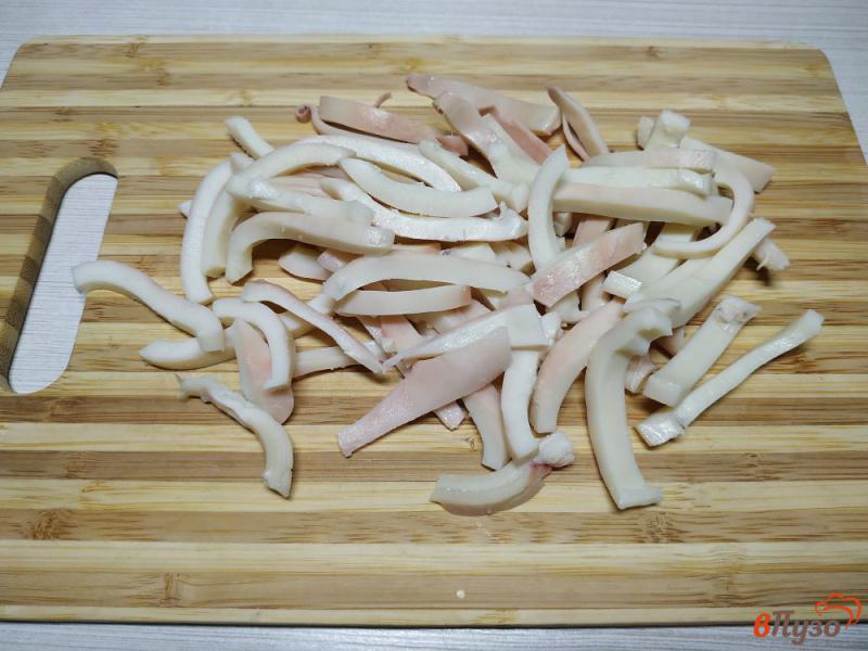 Фото приготовление рецепта: Салат из кальмаров яиц и креветок шаг №2