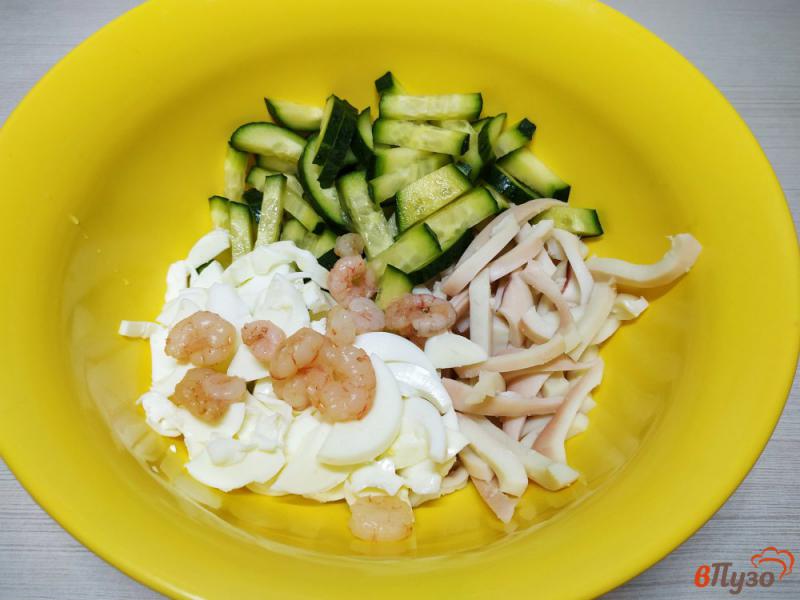 Фото приготовление рецепта: Салат из кальмаров яиц и креветок шаг №5