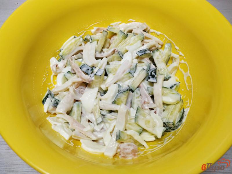 Фото приготовление рецепта: Салат из кальмаров яиц и креветок шаг №6