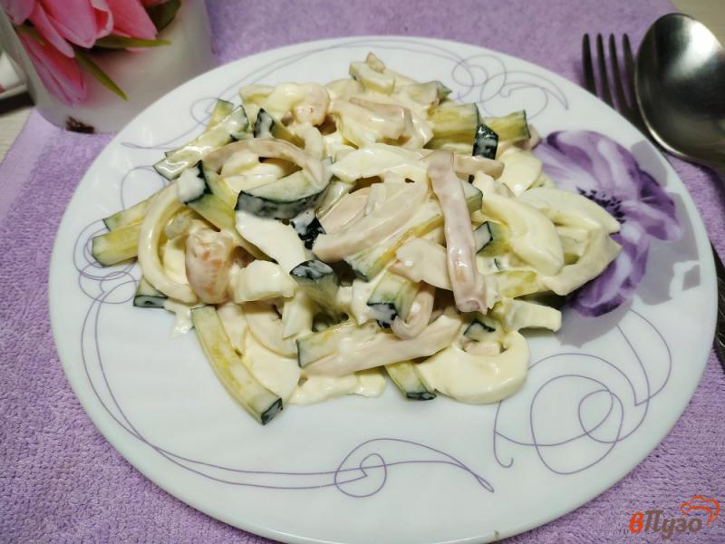 Фото приготовление рецепта: Салат из кальмаров яиц и креветок шаг №7