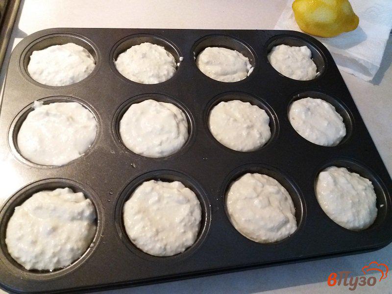 Фото приготовление рецепта: Сырники из духовки с цедрой лимона и изюмом шаг №7