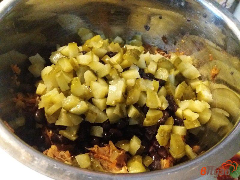 Фото приготовление рецепта: Салат из черной фасоли и отварной свинины шаг №9