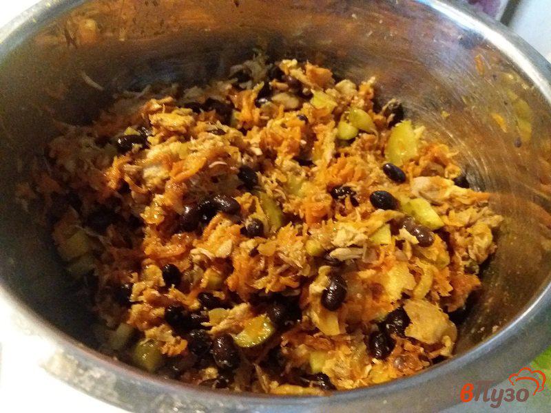 Фото приготовление рецепта: Салат из черной фасоли и отварной свинины шаг №10