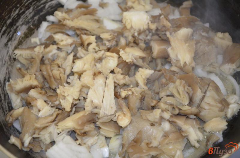 Фото приготовление рецепта: Кабачки жаренные с грибами шаг №3