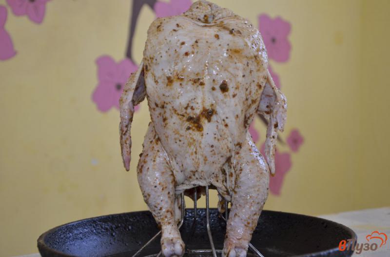 Фото приготовление рецепта: Курица запеченная в духовке целиком шаг №4