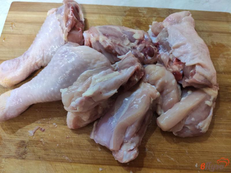 Фото приготовление рецепта: Курица тушёная с овощами шаг №1