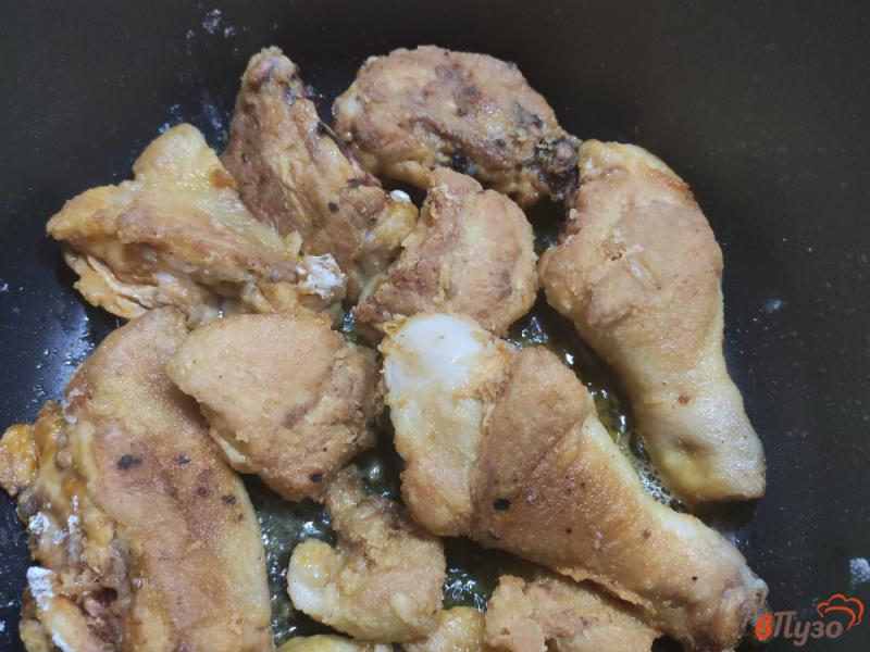 Фото приготовление рецепта: Курица тушёная с овощами шаг №4
