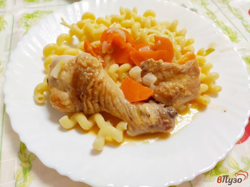 Фото приготовление рецепта: Курица тушёная с овощами шаг №8