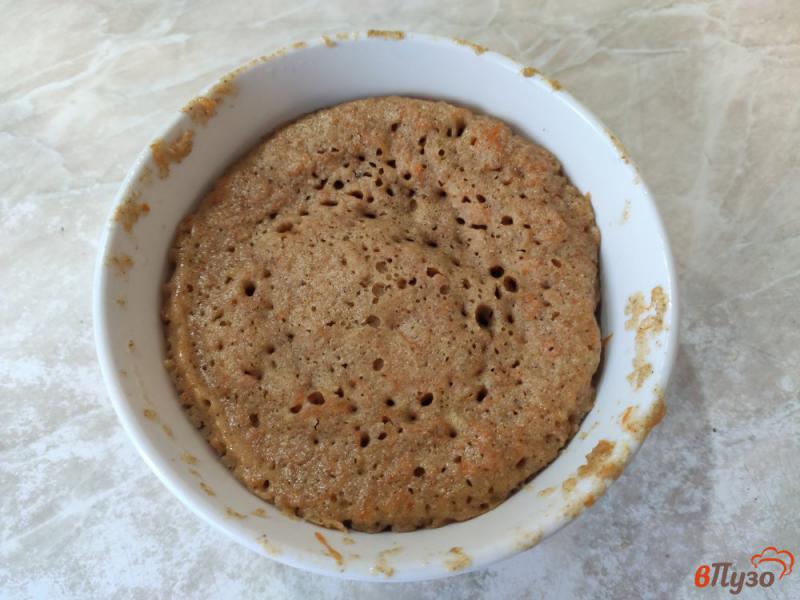 Фото приготовление рецепта: Тыквенный кекс в микроволновке с грецкими орехами шаг №6