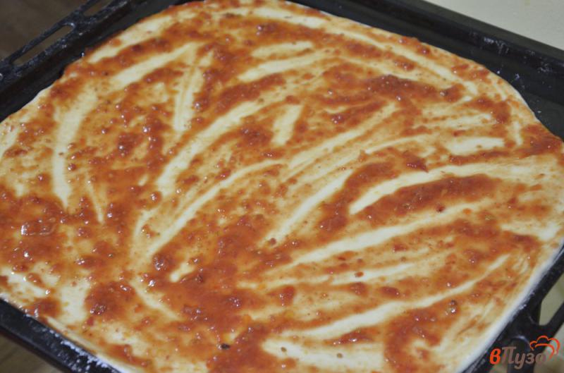 Фото приготовление рецепта: Тонкая пицца с колбасой и сыром шаг №6