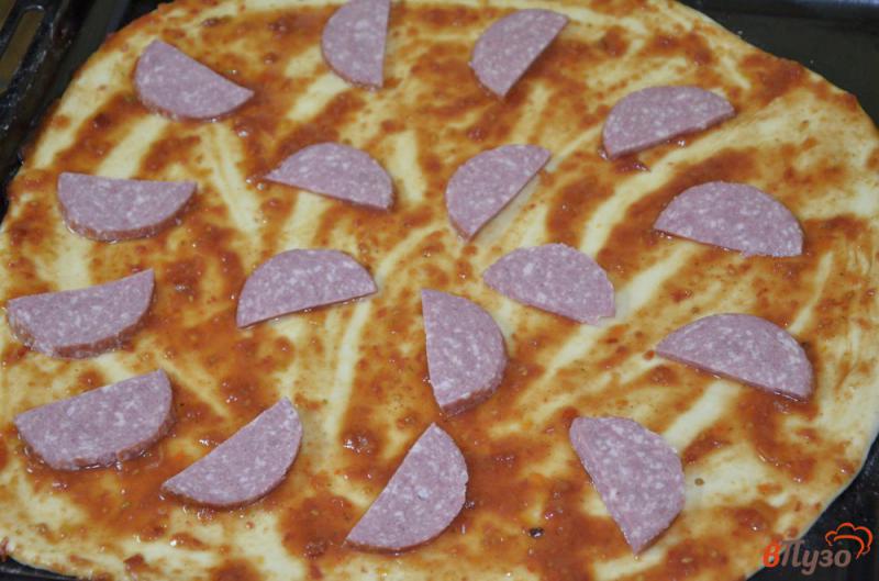 Фото приготовление рецепта: Тонкая пицца с колбасой и сыром шаг №7