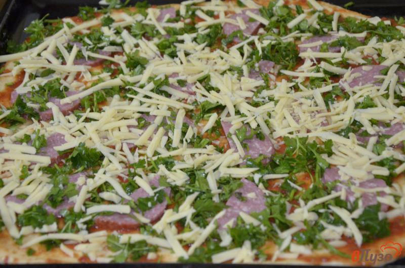 Фото приготовление рецепта: Тонкая пицца с колбасой и сыром шаг №8