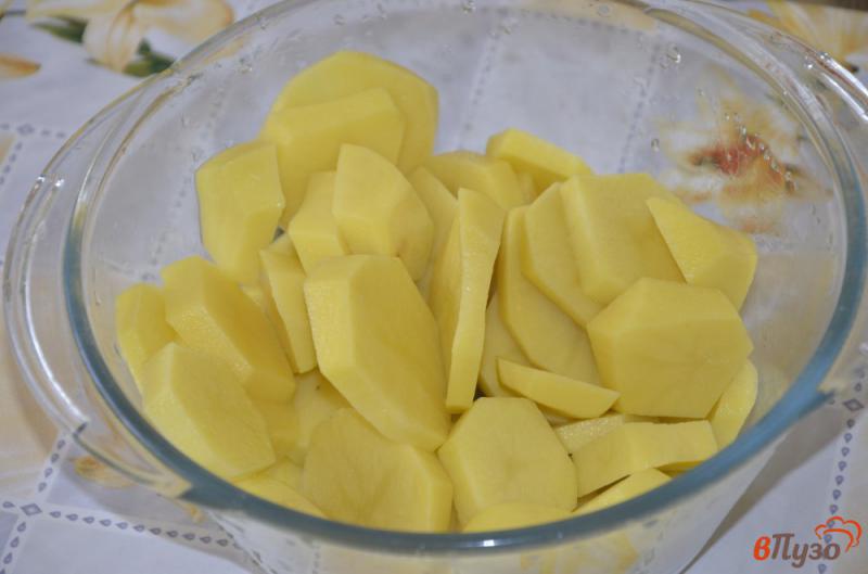 Фото приготовление рецепта: Куриные голени запеченые с картофелем шаг №2