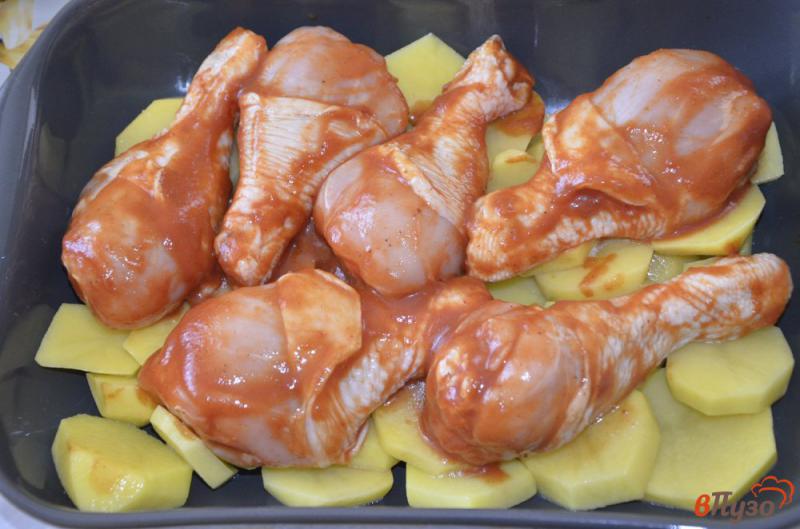 Фото приготовление рецепта: Куриные голени запеченые с картофелем шаг №5