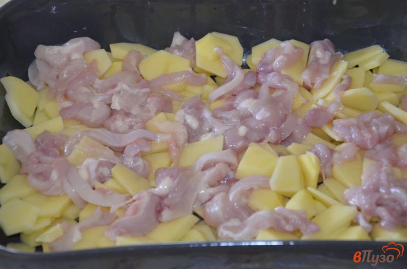 Фото приготовление рецепта: Картофельная запеканка с куриной грудкой и сыром шаг №2