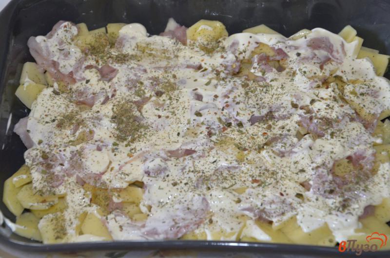 Фото приготовление рецепта: Картофельная запеканка с куриной грудкой и сыром шаг №3