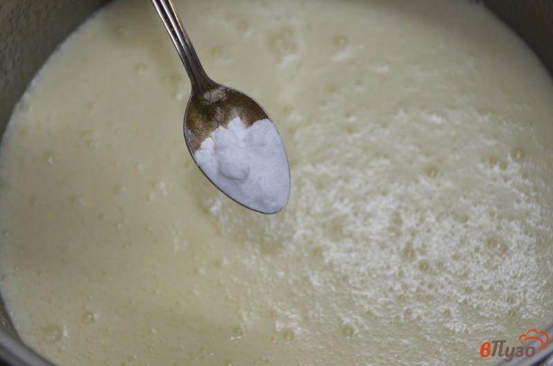Фото приготовление рецепта: Торт «Медовик» со сметанным кремом и грецкими орехами шаг №4