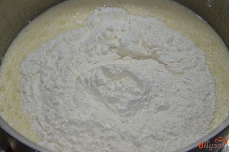 Фото приготовление рецепта: Торт «Медовик» со сметанным кремом и грецкими орехами шаг №5