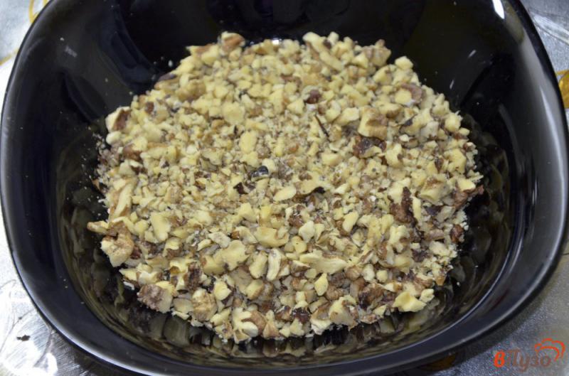 Фото приготовление рецепта: Торт «Медовик» со сметанным кремом и грецкими орехами шаг №9