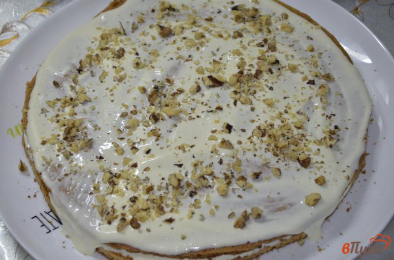 Фото приготовление рецепта: Торт «Медовик» со сметанным кремом и грецкими орехами шаг №11