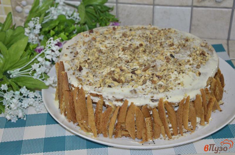 Фото приготовление рецепта: Торт «Медовик» со сметанным кремом и грецкими орехами шаг №12