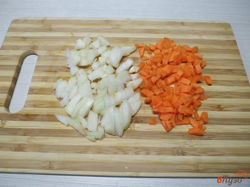 Фото приготовление рецепта: Суп с вермешелью и копченой колбасой шаг №3