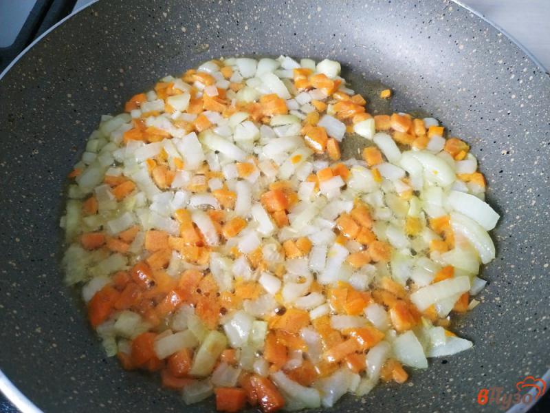 Фото приготовление рецепта: Суп с вермешелью и копченой колбасой шаг №4