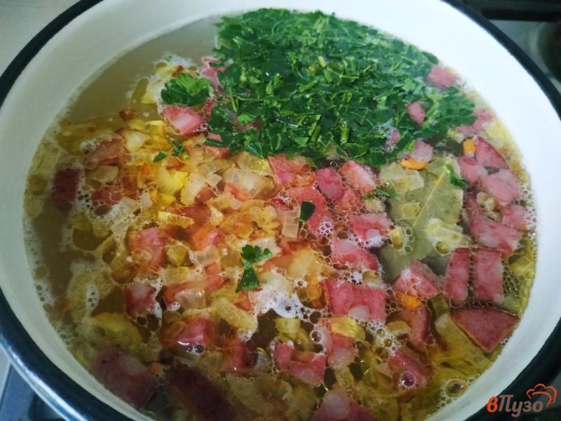 Фото приготовление рецепта: Суп с вермешелью и копченой колбасой шаг №8