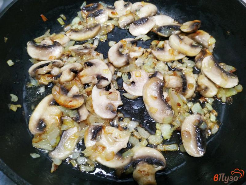 Фото приготовление рецепта: Тушёный картофель с грибами и томатной пастой шаг №5