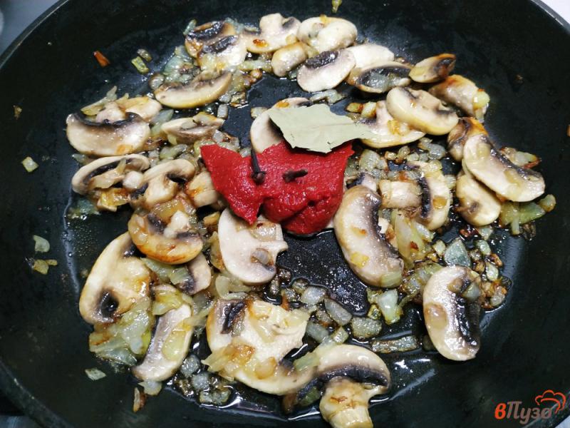 Фото приготовление рецепта: Тушёный картофель с грибами и томатной пастой шаг №6