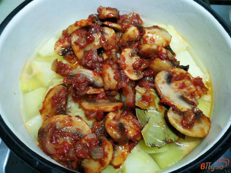 Фото приготовление рецепта: Тушёный картофель с грибами и томатной пастой шаг №7