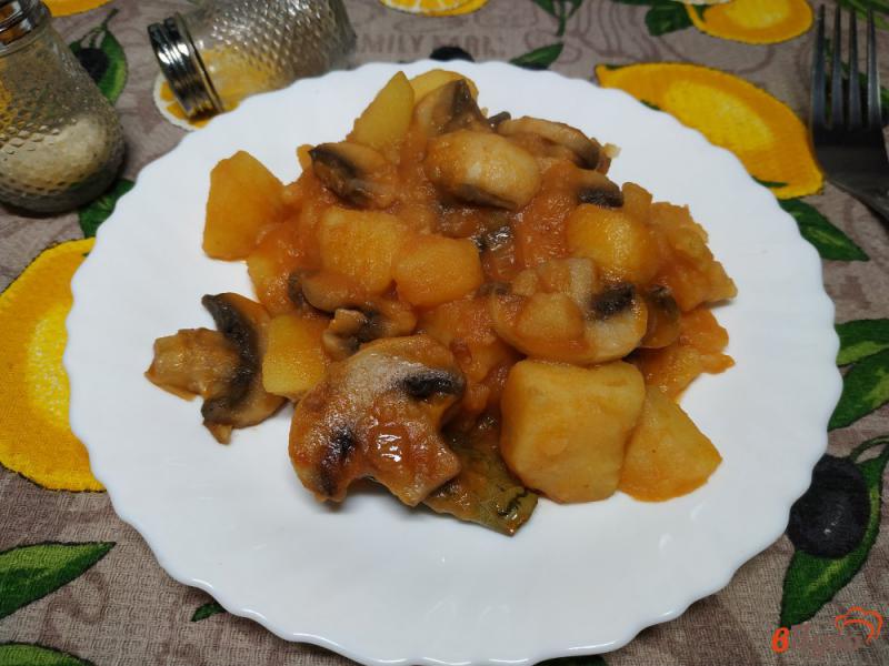 Фото приготовление рецепта: Тушёный картофель с грибами и томатной пастой шаг №9