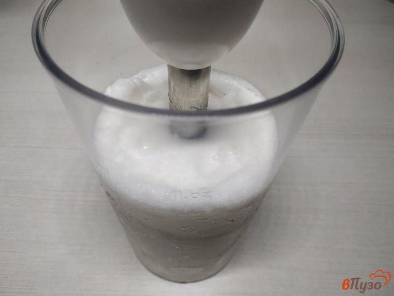 Фото приготовление рецепта: Молочный коктейль с мороженым и корицей шаг №3