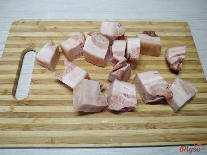Фото приготовление рецепта: Булгур со свининой грудинкой и кукурузой на сковороде шаг №1