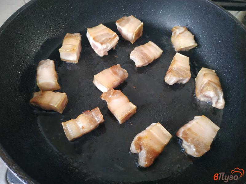 Фото приготовление рецепта: Булгур со свининой грудинкой и кукурузой на сковороде шаг №2