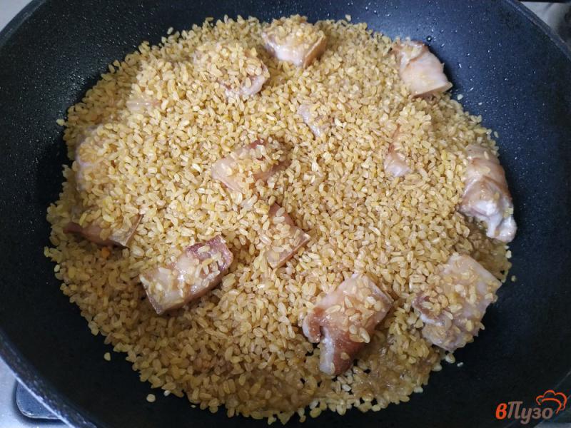 Фото приготовление рецепта: Булгур со свининой грудинкой и кукурузой на сковороде шаг №3