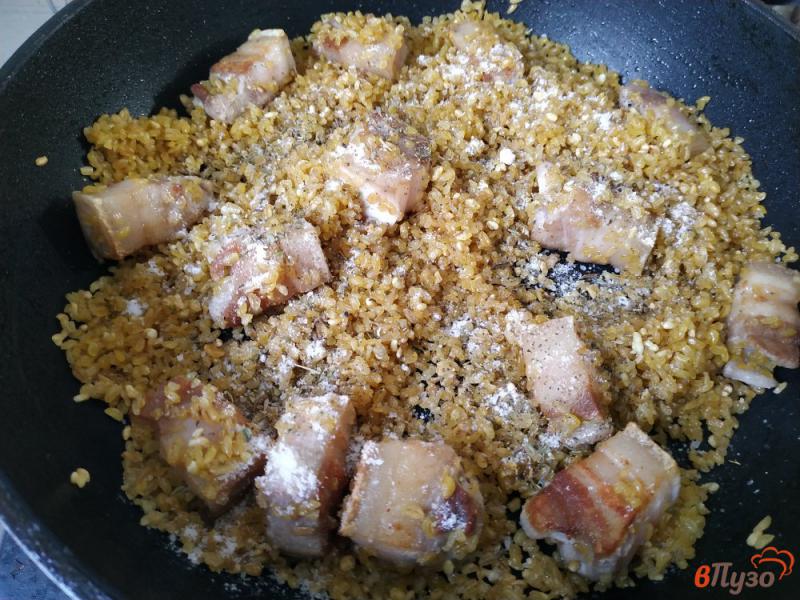 Фото приготовление рецепта: Булгур со свининой грудинкой и кукурузой на сковороде шаг №4