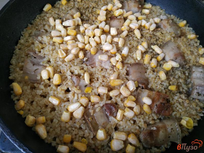 Фото приготовление рецепта: Булгур со свининой грудинкой и кукурузой на сковороде шаг №5