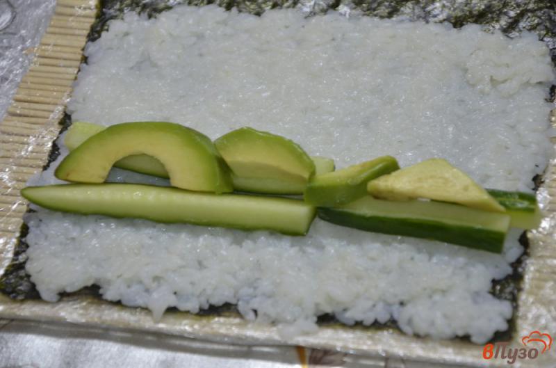 Фото приготовление рецепта: Роллы с кальмарами и авокадо шаг №4