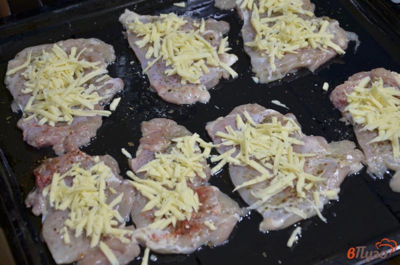 Фото приготовление рецепта: Куриные отбивные с сыром в духовке шаг №3