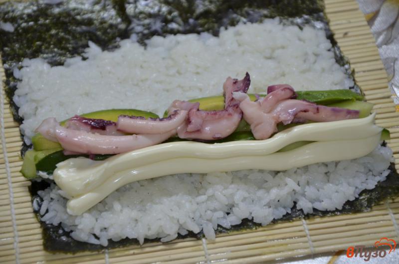Фото приготовление рецепта: Роллы «Темпура» с осьминогами и огурцом шаг №3