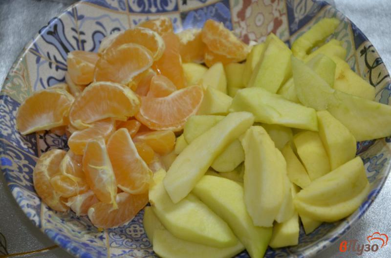 Фото приготовление рецепта: Шарлотка на сметане с мандаринами и яблоками шаг №1