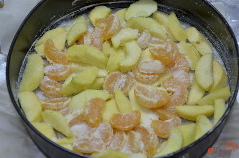 Фото приготовление рецепта: Шарлотка на сметане с мандаринами и яблоками шаг №7
