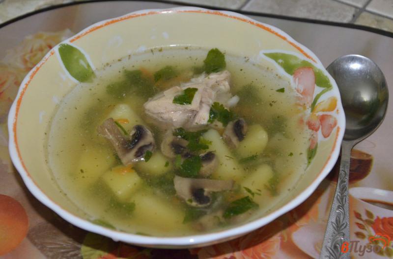 Фото приготовление рецепта: Суп из курицы с шампиньонами шаг №6
